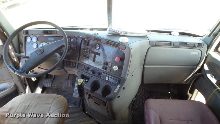 image for item DA1095 2003 Freightliner Columbia semi truck