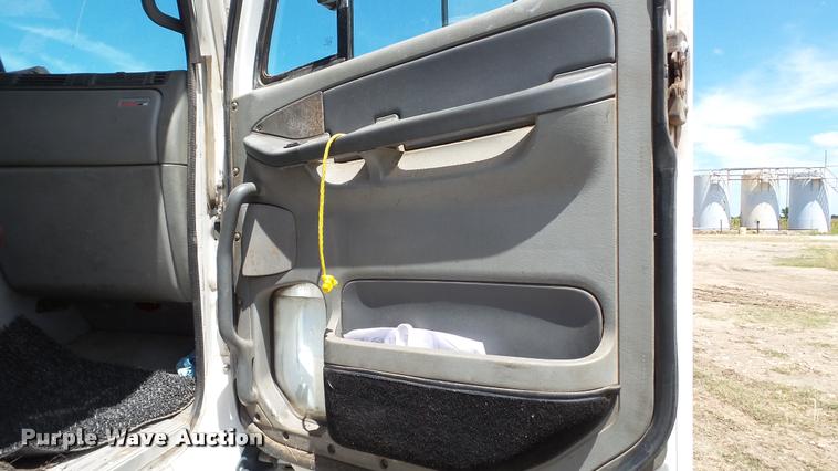 image for item DA1095 2003 Freightliner Columbia semi truck