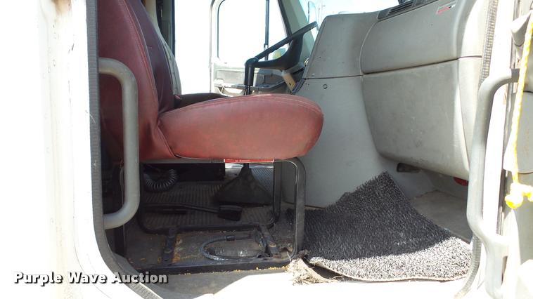 image for item DA1095 2003 Freightliner Columbia semi truck