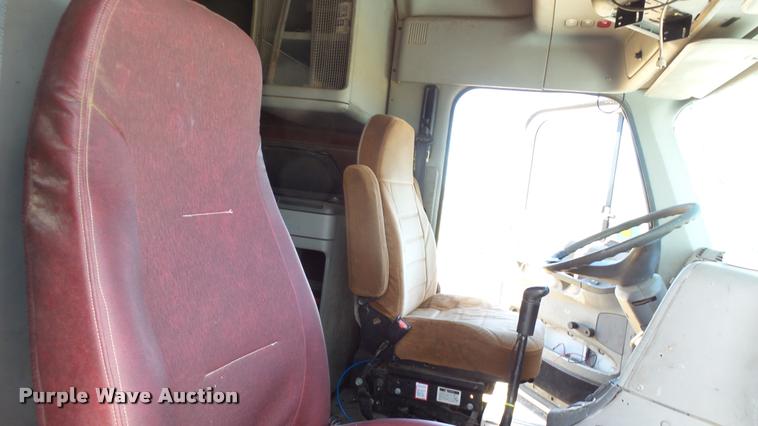 image for item DA1095 2003 Freightliner Columbia semi truck