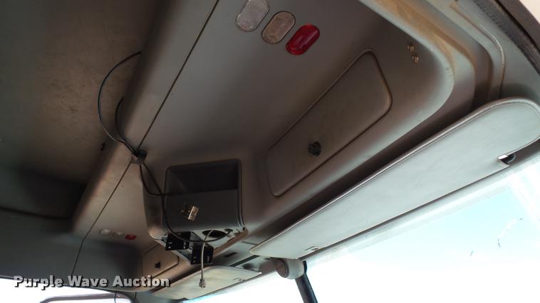 image for item DA1095 2003 Freightliner Columbia semi truck