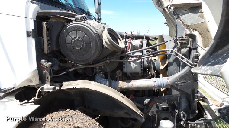 image for item DA1095 2003 Freightliner Columbia semi truck