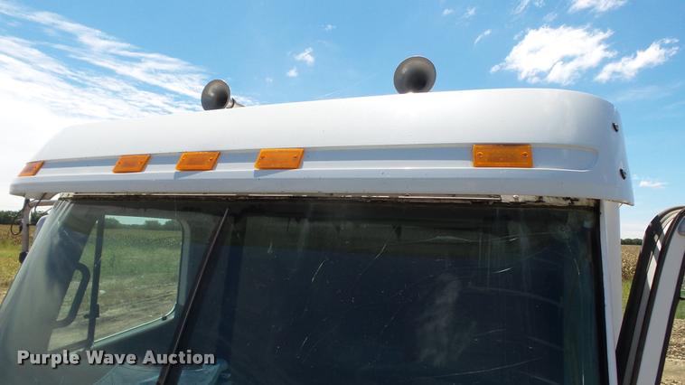 image for item DA1095 2003 Freightliner Columbia semi truck