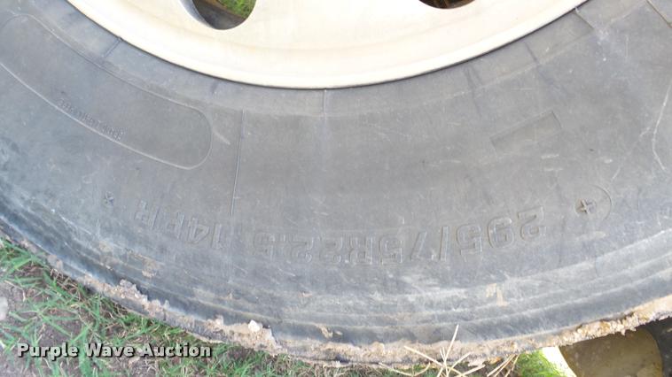 image for item DA1095 2003 Freightliner Columbia semi truck