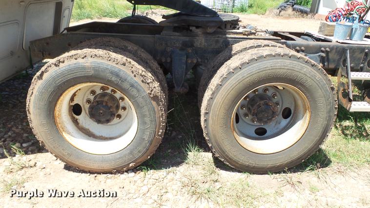 image for item DA1095 2003 Freightliner Columbia semi truck