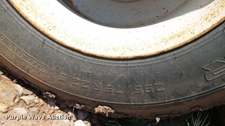 image for item DA1095 2003 Freightliner Columbia semi truck