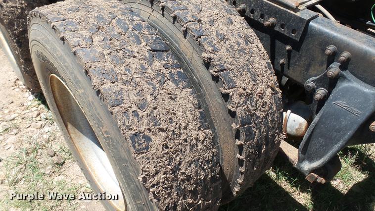 image for item DA1095 2003 Freightliner Columbia semi truck