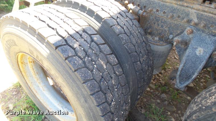 image for item DA1095 2003 Freightliner Columbia semi truck