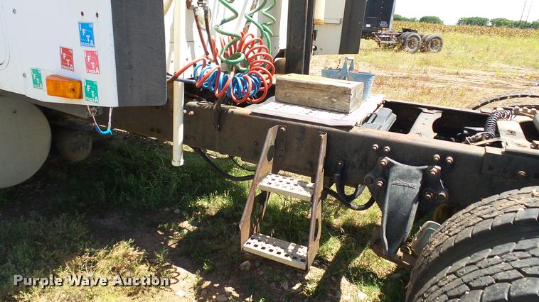 image for item DA1095 2003 Freightliner Columbia semi truck