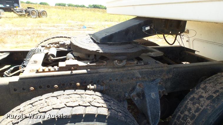 image for item DA1095 2003 Freightliner Columbia semi truck