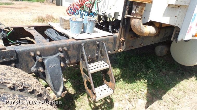 image for item DA1095 2003 Freightliner Columbia semi truck