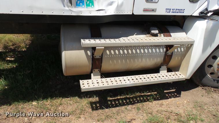 image for item DA1095 2003 Freightliner Columbia semi truck