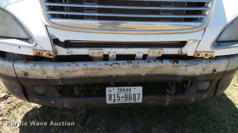 image for item DA1095 2003 Freightliner Columbia semi truck