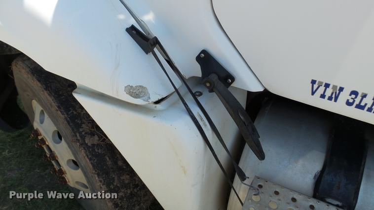 image for item DA1095 2003 Freightliner Columbia semi truck