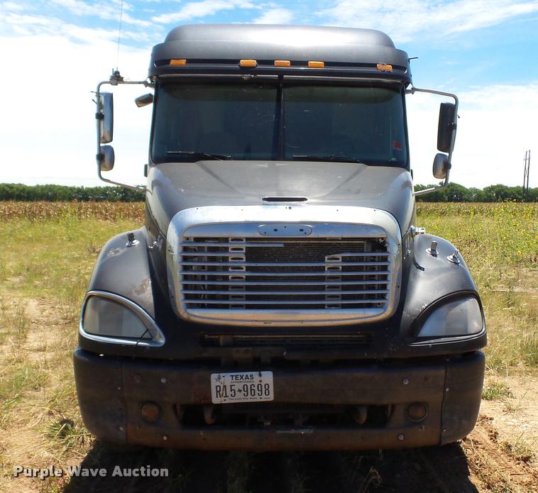 image for item DA1096 2003 Freightliner Columbia semi truck