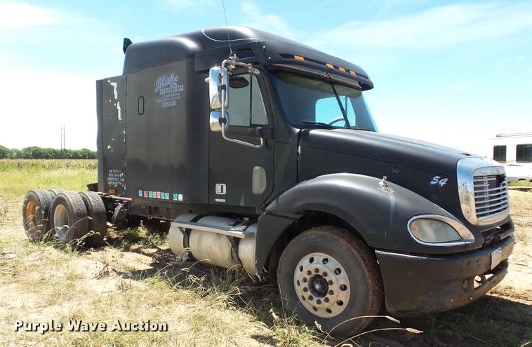 image for item DA1096 2003 Freightliner Columbia semi truck
