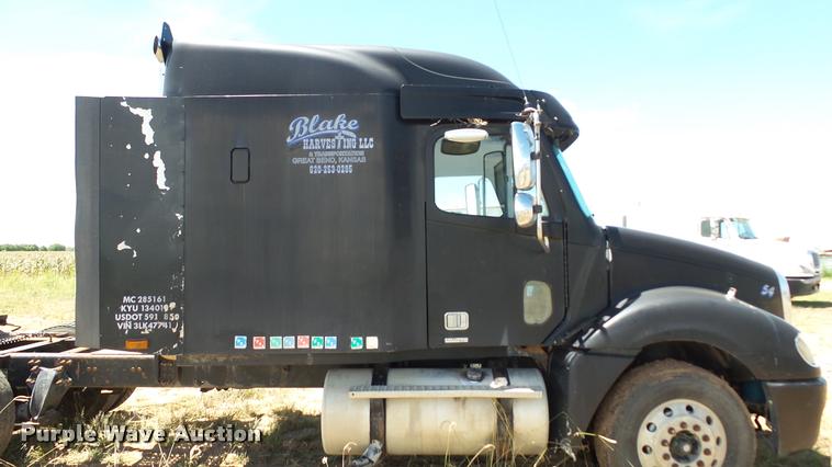 image for item DA1096 2003 Freightliner Columbia semi truck