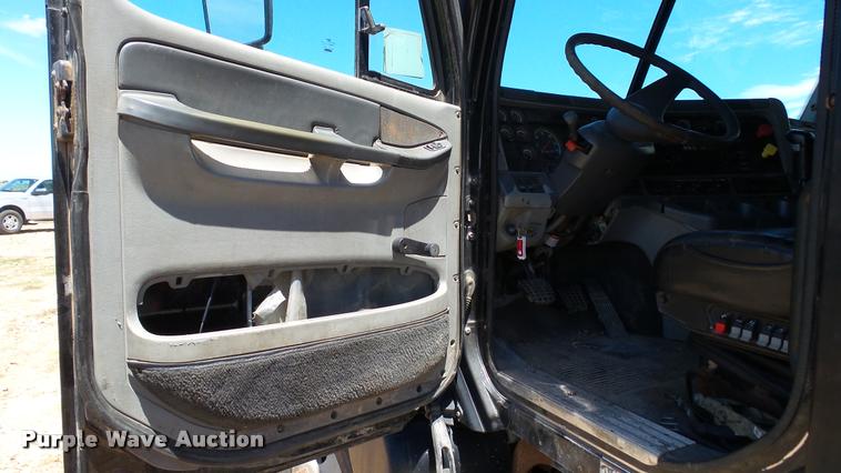 image for item DA1096 2003 Freightliner Columbia semi truck