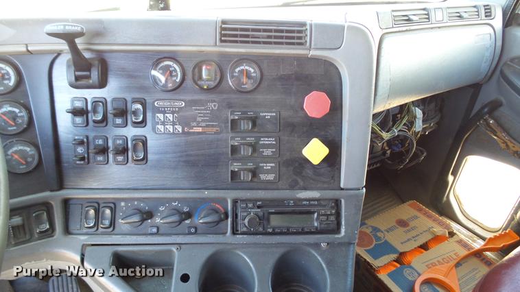 image for item DA1096 2003 Freightliner Columbia semi truck