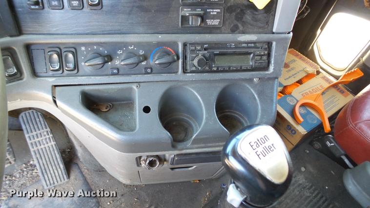 image for item DA1096 2003 Freightliner Columbia semi truck