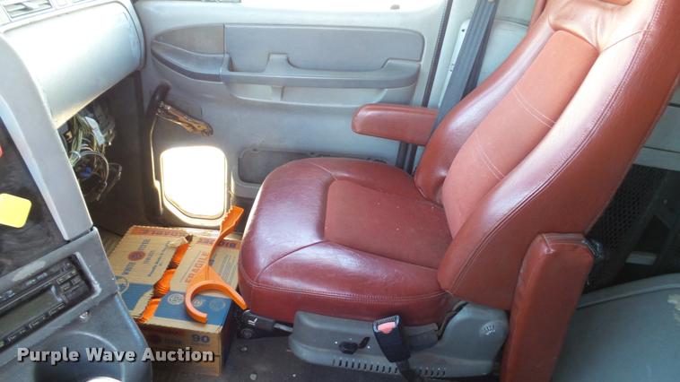 image for item DA1096 2003 Freightliner Columbia semi truck