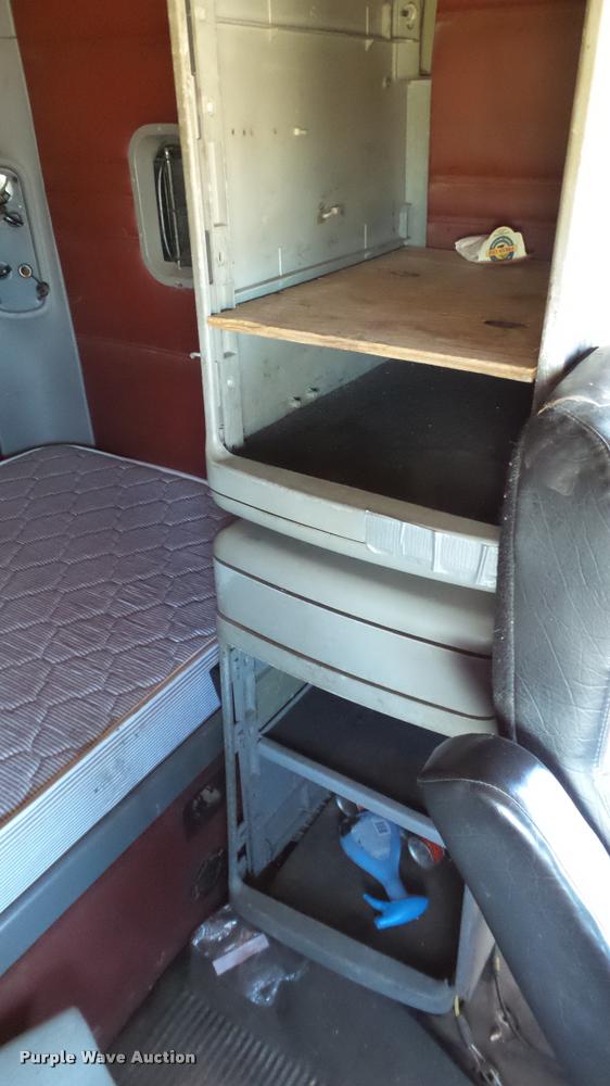 image for item DA1096 2003 Freightliner Columbia semi truck