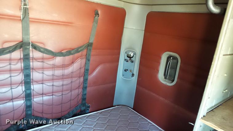 image for item DA1096 2003 Freightliner Columbia semi truck