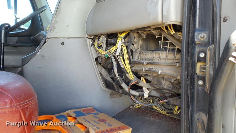 image for item DA1096 2003 Freightliner Columbia semi truck