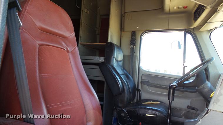 image for item DA1096 2003 Freightliner Columbia semi truck