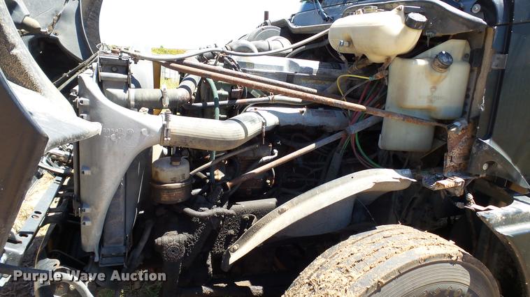 image for item DA1096 2003 Freightliner Columbia semi truck