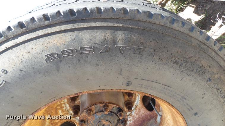 image for item DA1096 2003 Freightliner Columbia semi truck