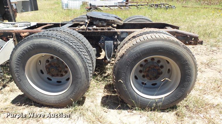 image for item DA1096 2003 Freightliner Columbia semi truck