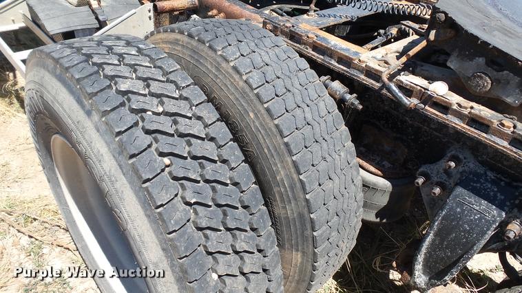 image for item DA1096 2003 Freightliner Columbia semi truck