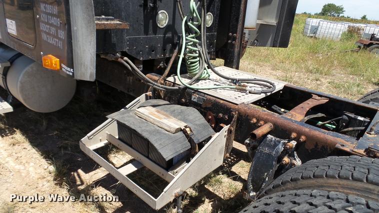 image for item DA1096 2003 Freightliner Columbia semi truck