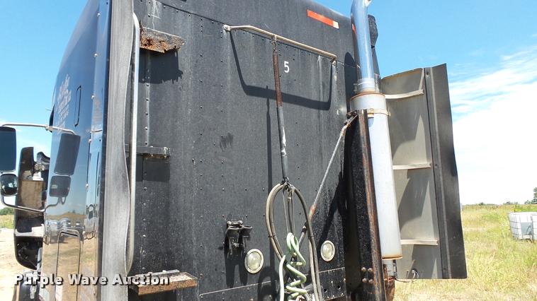 image for item DA1096 2003 Freightliner Columbia semi truck