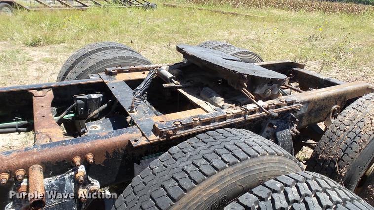 image for item DA1096 2003 Freightliner Columbia semi truck