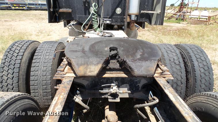 image for item DA1096 2003 Freightliner Columbia semi truck