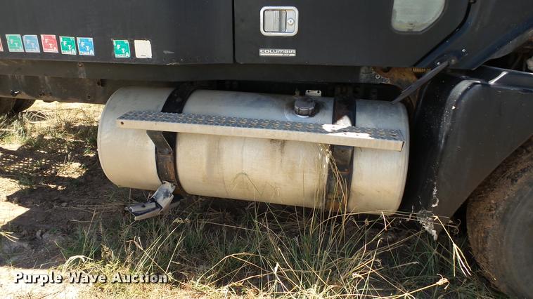 image for item DA1096 2003 Freightliner Columbia semi truck