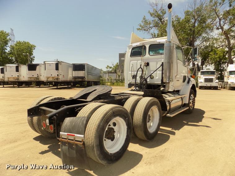 image for item DA3029 2006 Sterling A9500 semi truck