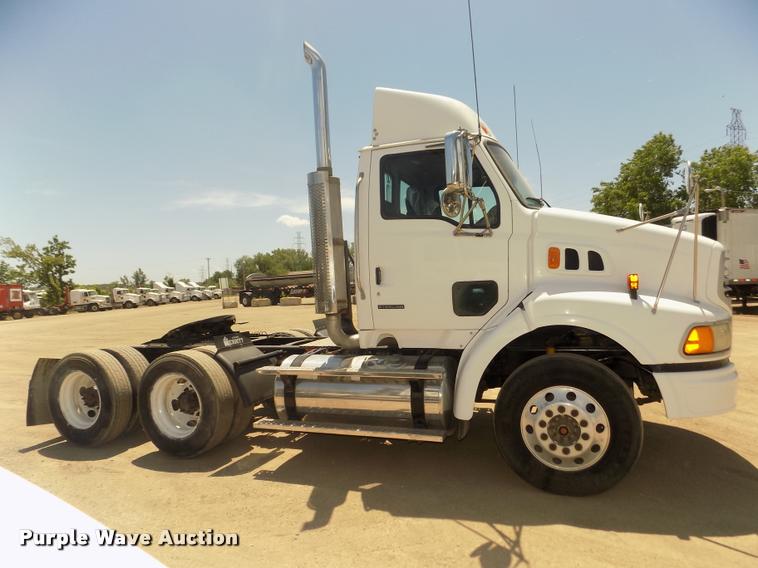 image for item DA3029 2006 Sterling A9500 semi truck
