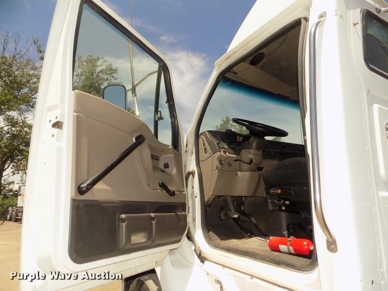 image for item DA3029 2006 Sterling A9500 semi truck
