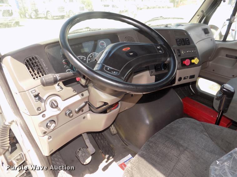 image for item DA3029 2006 Sterling A9500 semi truck