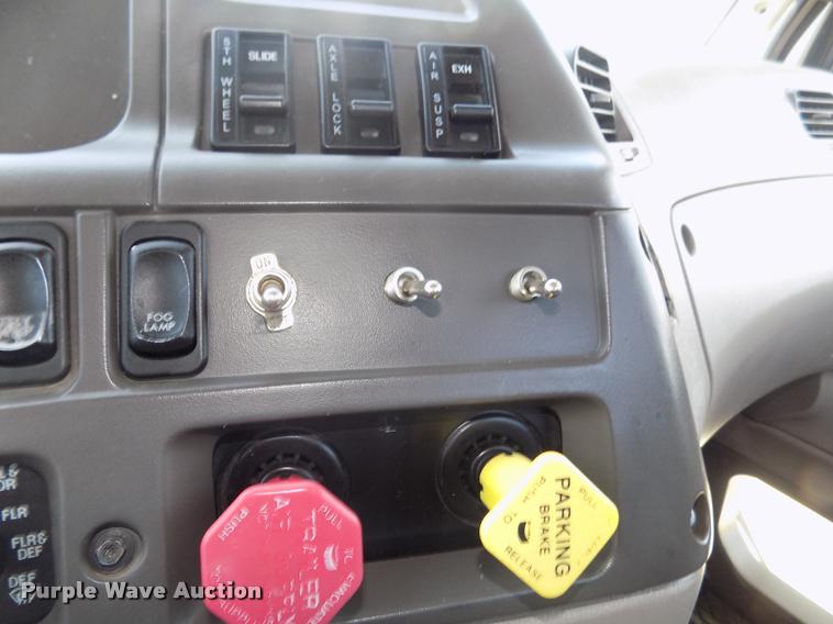 image for item DA3029 2006 Sterling A9500 semi truck