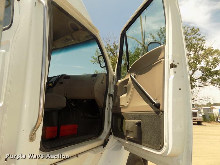 image for item DA3029 2006 Sterling A9500 semi truck