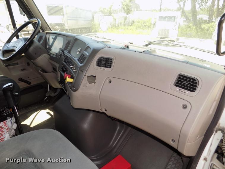 image for item DA3029 2006 Sterling A9500 semi truck