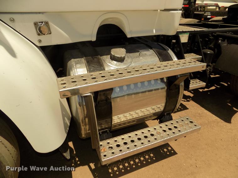 image for item DA3029 2006 Sterling A9500 semi truck