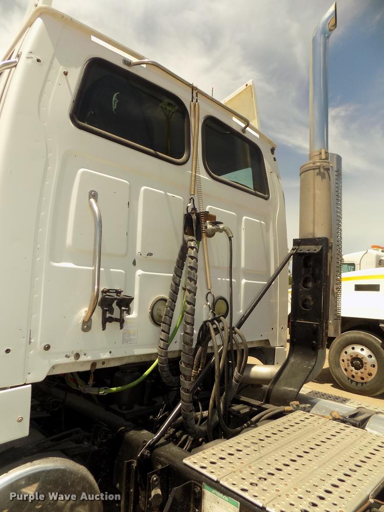 image for item DA3029 2006 Sterling A9500 semi truck