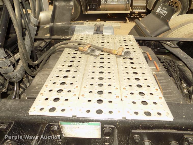 image for item DA3029 2006 Sterling A9500 semi truck