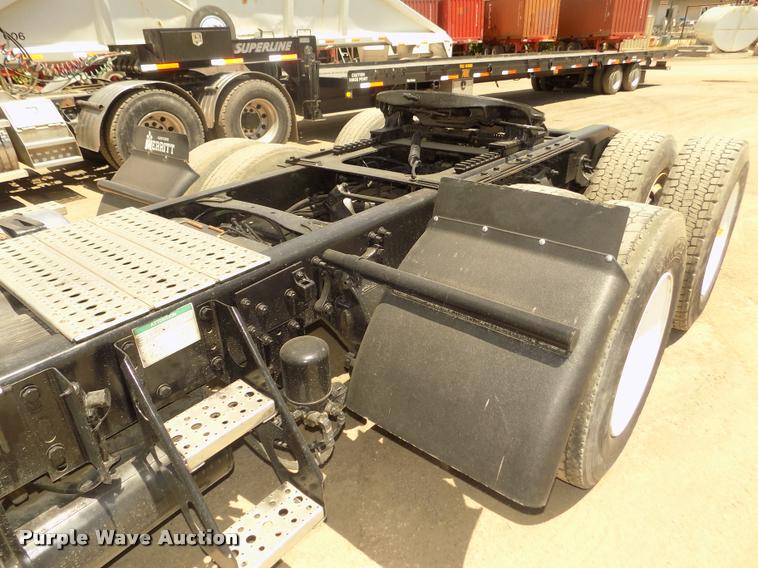 image for item DA3029 2006 Sterling A9500 semi truck