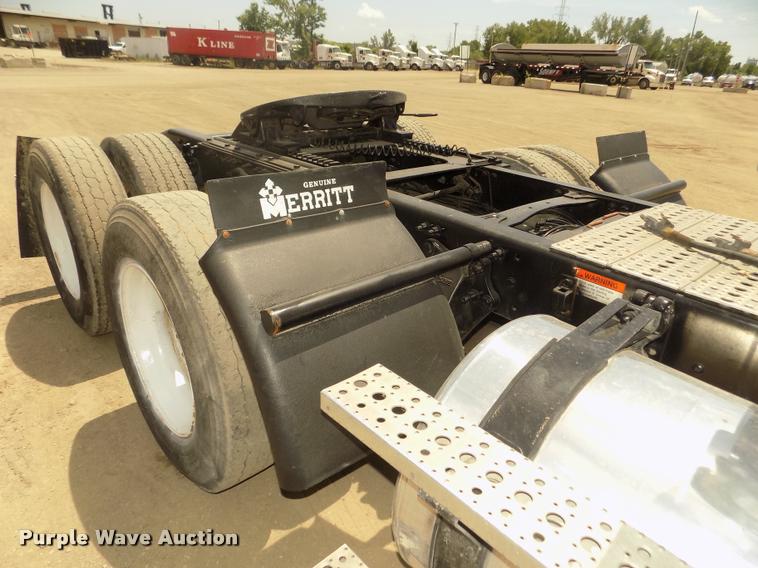 image for item DA3029 2006 Sterling A9500 semi truck